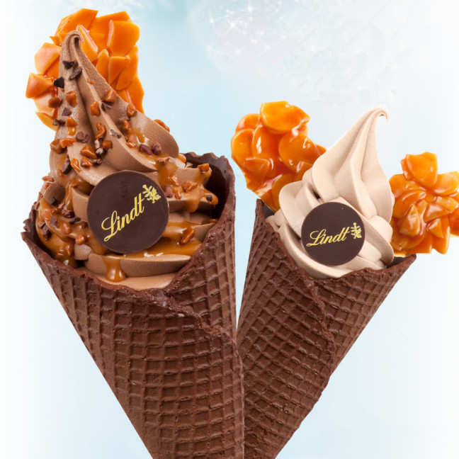 春夏の暖かい日は、チョコレートをひんやり美味しいアイスクリームで楽しもう♪リンツの人気スイーツ「ソフトクリーム ショコラ」に期間限定フレーバー「キャラメルシーソルト」登場！