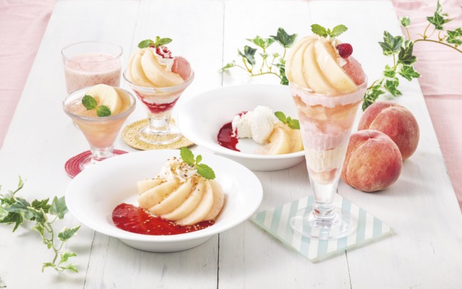 桃のフレッシュ感たっぷり☆デニーズの季節限定デザートは、桃の魅力を詰めこんだ多彩なラインナップでお届けします♪